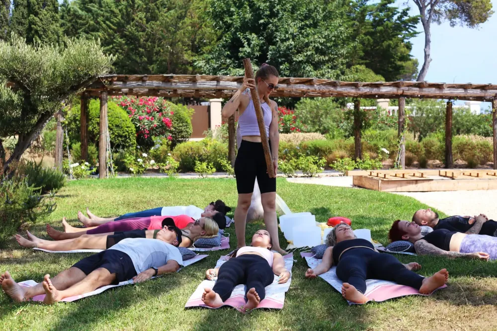Le Guide Ultime pour Préparer Votre Première Retraite de Yoga dans le Var