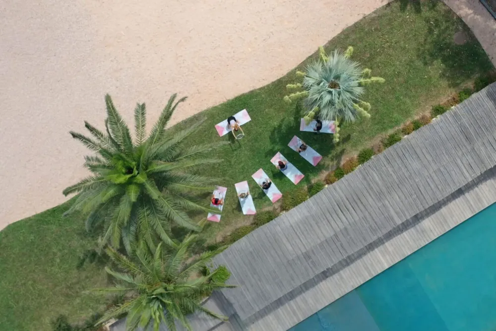 Les Meilleures Poses de Yoga Thérapeutique pour Soulager le Stress à Saint-Tropez